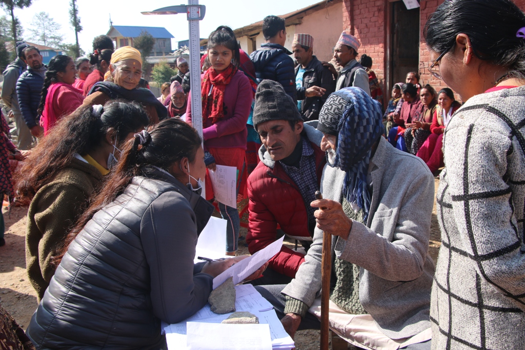 आयुर्वेद शिविरमा आठ सय बढीको उपचार