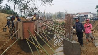 कल्भट निर्माणमा उपभोक्ता समितिका पदाधिकारी आफै काम गर्दै