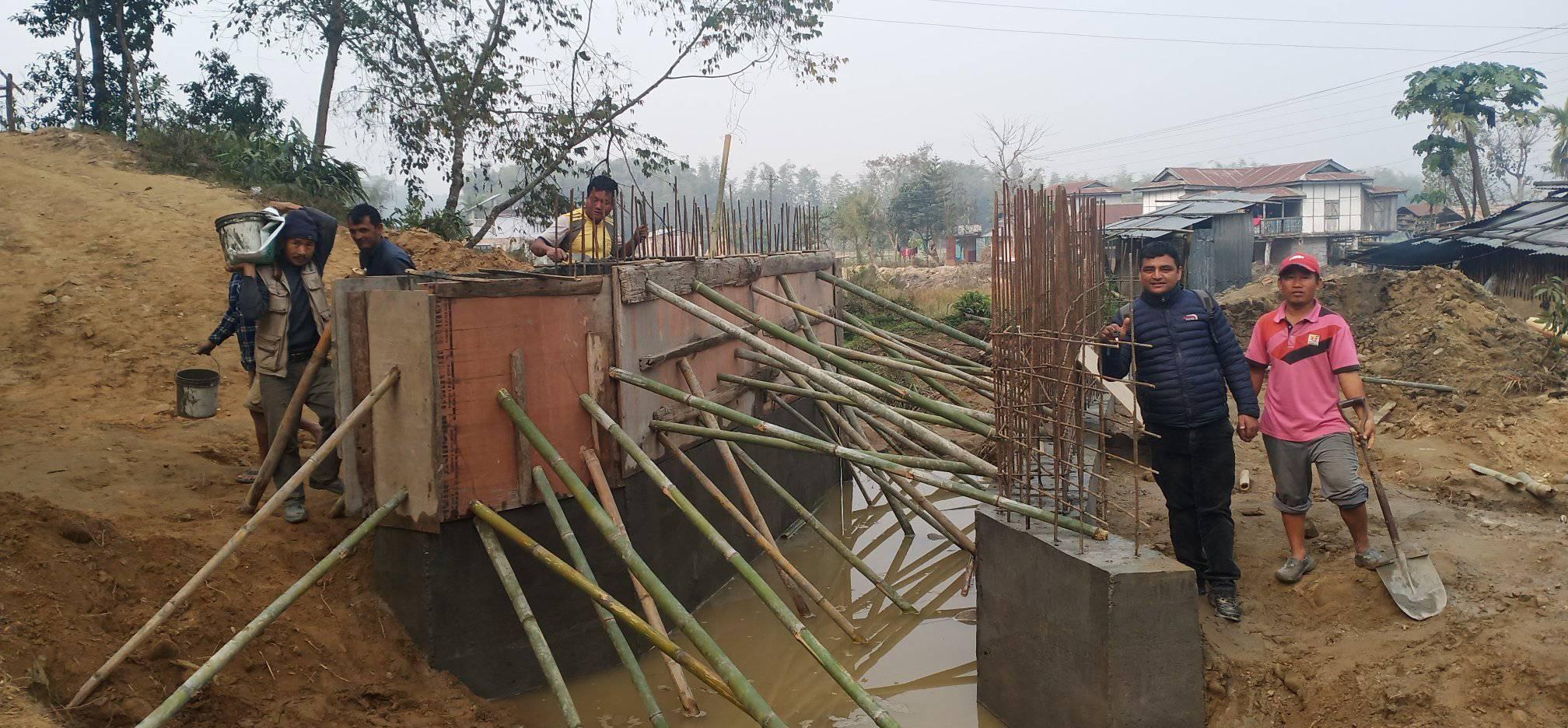 कल्भट निर्माणमा उपभोक्ता समितिका पदाधिकारी आफै काम गर्दै
