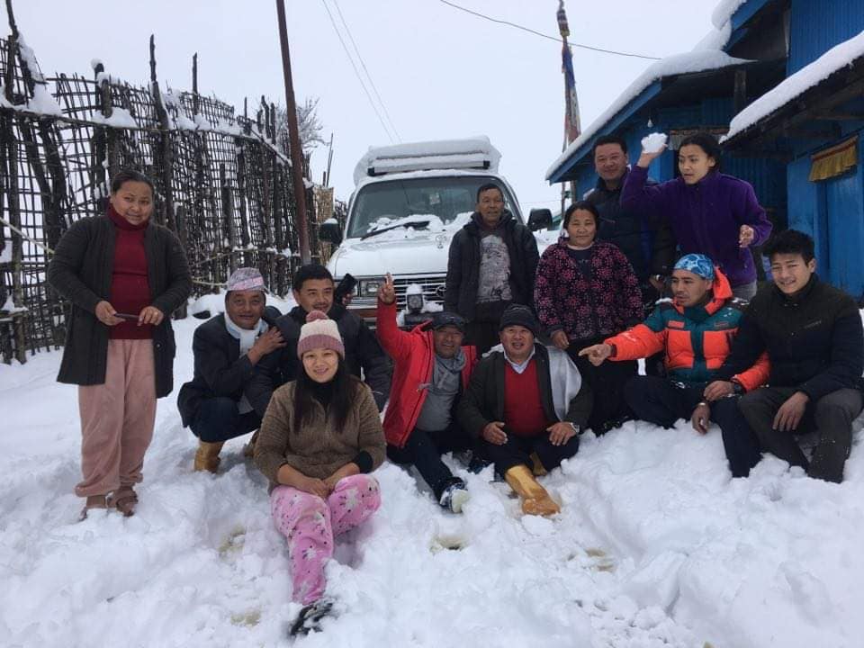 इलामका उत्तरी पर्यटकीयस्थल  हिमपातले सेताम्य,हिउँ खेल्नेको भिड