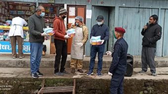 पशुपतीनगरमा सुरक्षा निकायलाई मास्क र पञ्ज वितरण