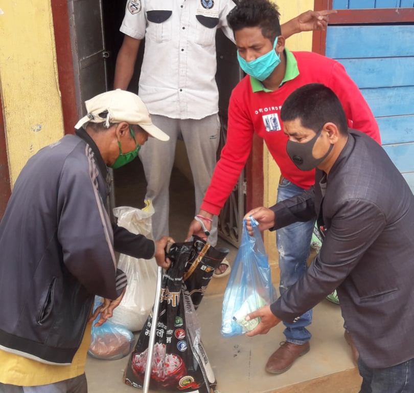 फाकफोकथुम–७ का वडाध्यक्ष थापाले बाँडे बिपन्न र मजदुरलाई व्यक्तिगत खर्चमा खाध्यसामाग्री