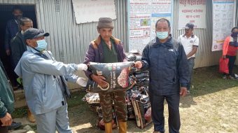 विपन्न र मजदुरलाई माईजोगमाई गाउँपालिकाको चामल सहयोग