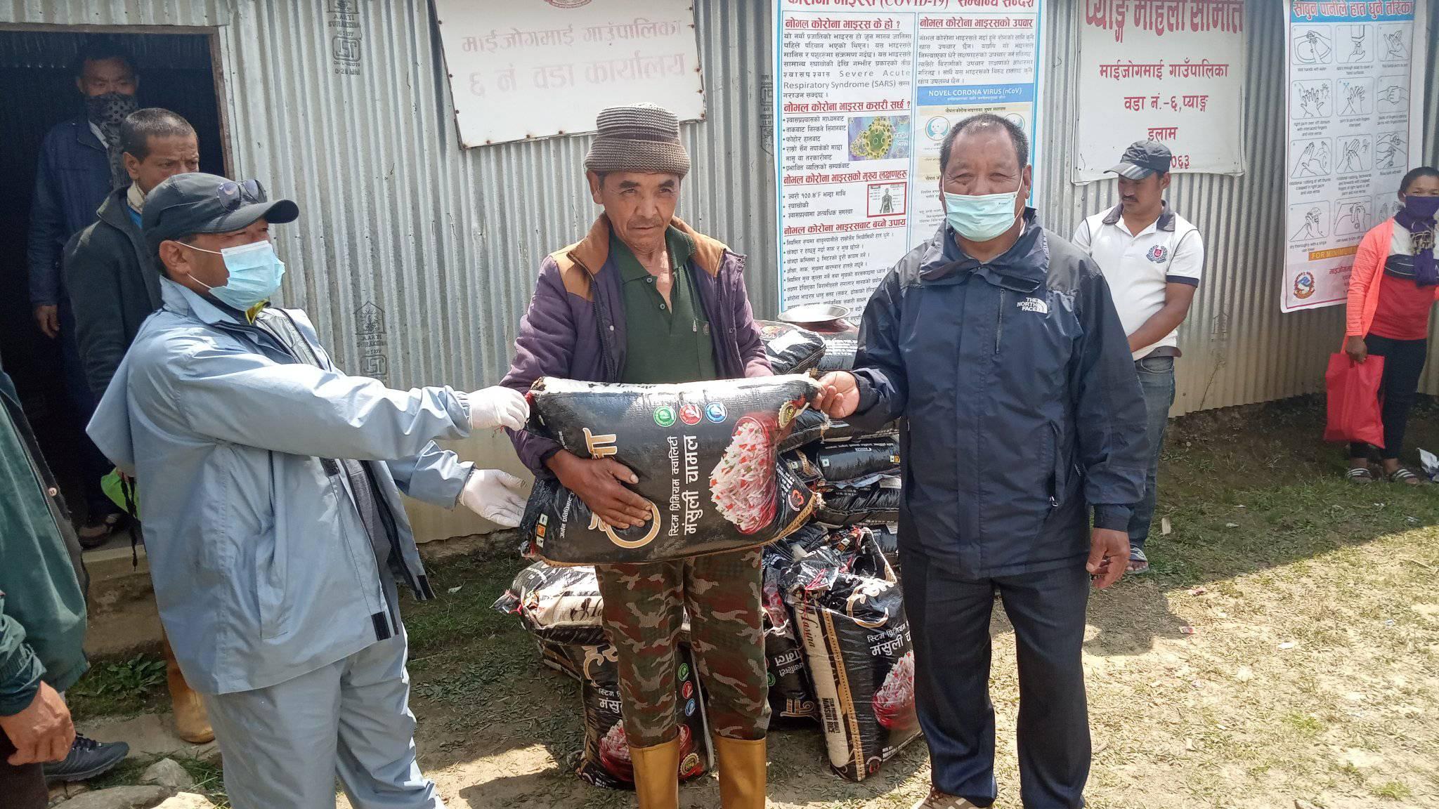 विपन्न र मजदुरलाई माईजोगमाई गाउँपालिकाको चामल सहयोग
