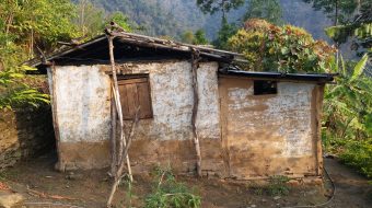 रोङ–६ का अध्यक्ष स्याङ्वो भन्छन् ‘राहत ग्रहण गरेको फोटो सामाजिक सञ्जालमा नहालिदिनुस् ’