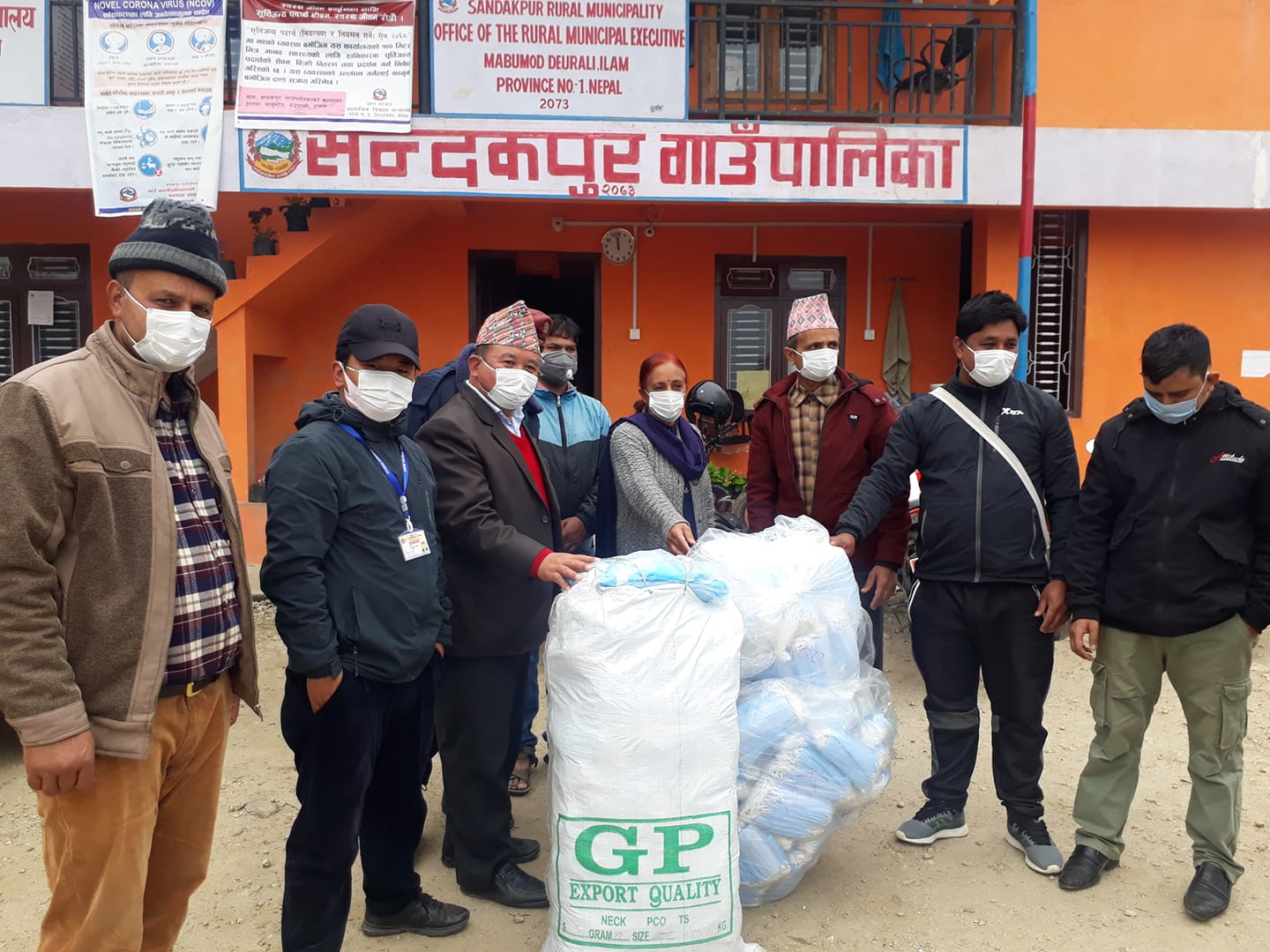 सन्दकपुर गाउँपालिकालाई नेकपा र युवा संघले दिए माक्स र पिपिई सहयोग