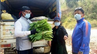 माङ्सेबुङ्गमा जनताको घरघरमा हरियो सागसब्जि सहित राहात सामग्री वितरण