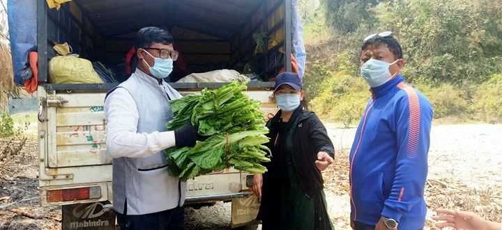 माङ्सेबुङ्गमा जनताको घरघरमा हरियो सागसब्जि सहित राहात सामग्री वितरण