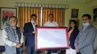 मन्त्री अर्यालले हस्तान्तरण गरिन् पुर्व प्रधानमन्त्री झलनाथ खनाललाई नेपालको अध्यावधिक नक्सा