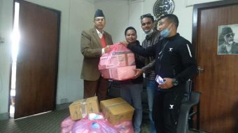 पूर्व प्रधानमन्त्री खनालद्धारा इलामका लागि स्वास्थ्य सामग्री हस्तान्तरण