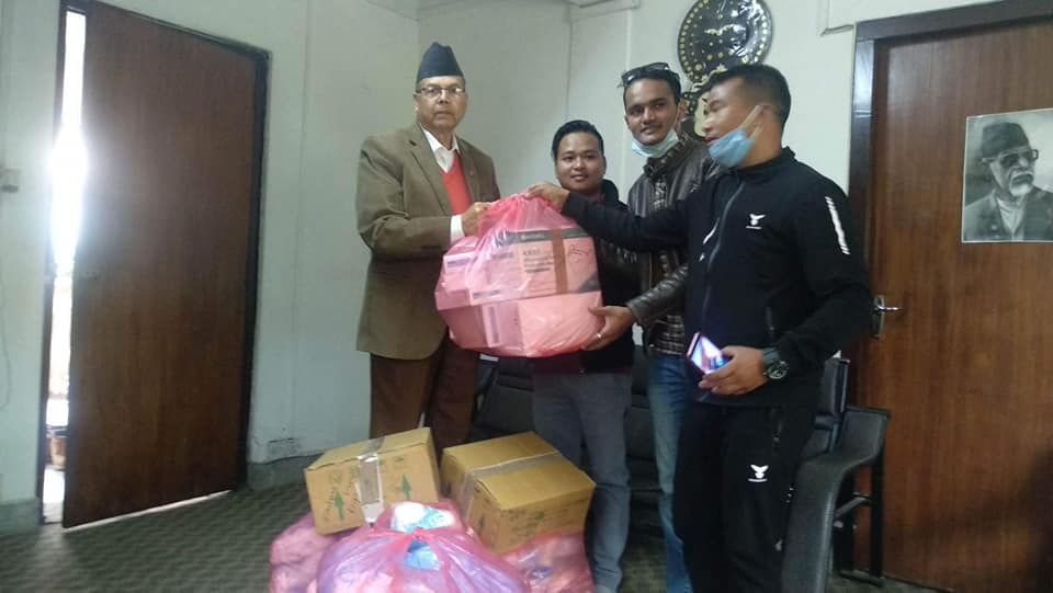 पूर्व प्रधानमन्त्री खनालद्धारा इलामका लागि स्वास्थ्य सामग्री हस्तान्तरण