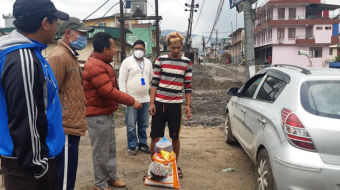 लकडाउनको मारमा परेका ४ सय ६५ परिवार इलामेलीलाई काठमाडौंमा राहत बितरण