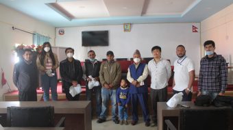 प्रदेश सासंद कागतेले दिए संचारसंस्था र पत्रकारलाई स्वास्थ्य सुरक्षा सामाग्री