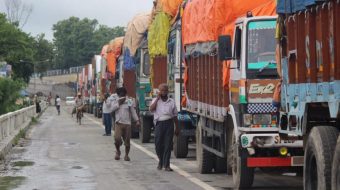 महावाणिज्यदुतावासको पत्रलाई बेवास्ता गर्दै बंगला सरकारले रोक्यो मेची पुलमै चिया र अलैँचीका ट्रक