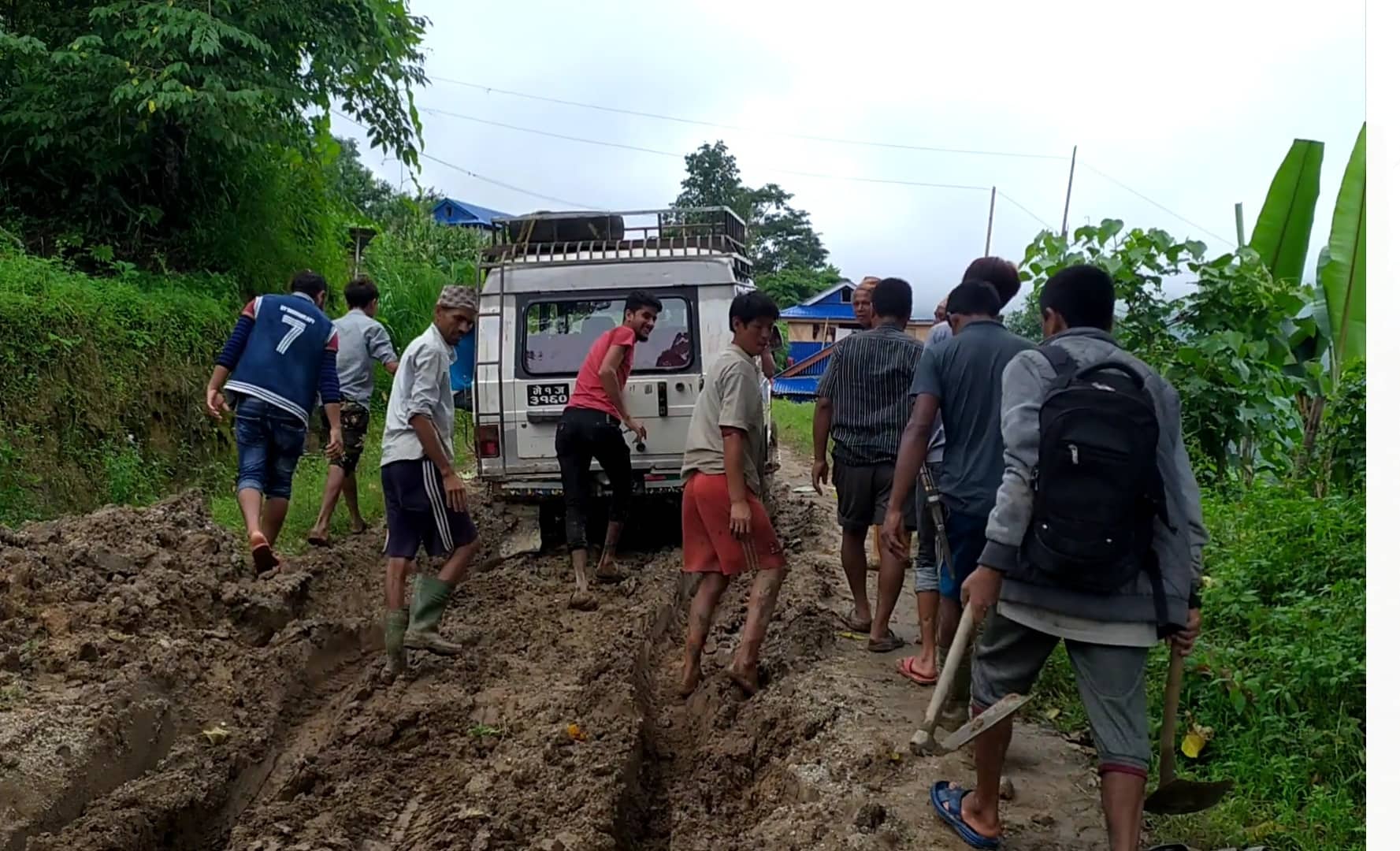 पश्चिमी इलामको ग्रामिण भेगमा बर्षातको समयमा यात्रा गर्न सास्ती