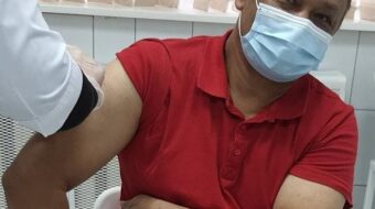 यी हुन् कोरोनाविरुद्धको खोप लगाउने पहिलो नेपाली