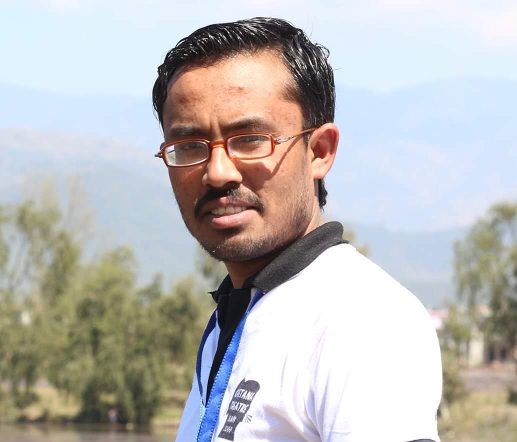 नाटकमा मन, जीवन चलाउन जागिर