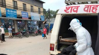 शव व्यवस्थापनमा जुटेका फुटबलर विवेक भन्छन्, ‘संकटमा सहयोग गर्न पाउँदा गर्व छ’
