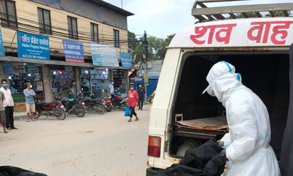 शव व्यवस्थापनमा जुटेका फुटबलर विवेक भन्छन्, ‘संकटमा सहयोग गर्न पाउँदा गर्व छ’
