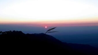 इलामको रोङ ३ को कुटिडाडाबाट यस्तो देखियो झुल्के घाम