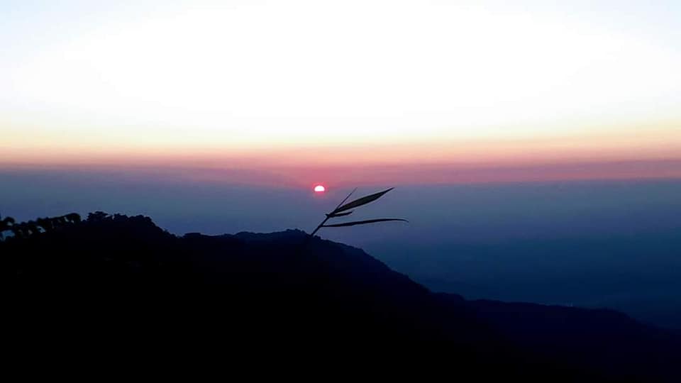 इलामको रोङ ३ को कुटिडाडाबाट यस्तो देखियो झुल्के घाम