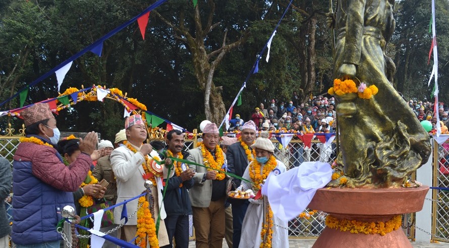 मुख्यमन्त्री राईद्वारा ज्योतिनन्दको शालिक अनावरण