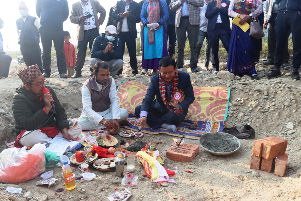 अर्थमन्त्री इन्द्र आङ्बो मौसमद्धारा गरुवा खोलाको पुल सिलान्यस