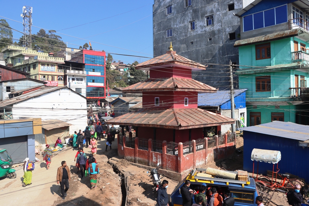 इलाम चोक बजारको भिमसेनस्थान मन्दिरमा तामाको छानो (फोटो फिचर)