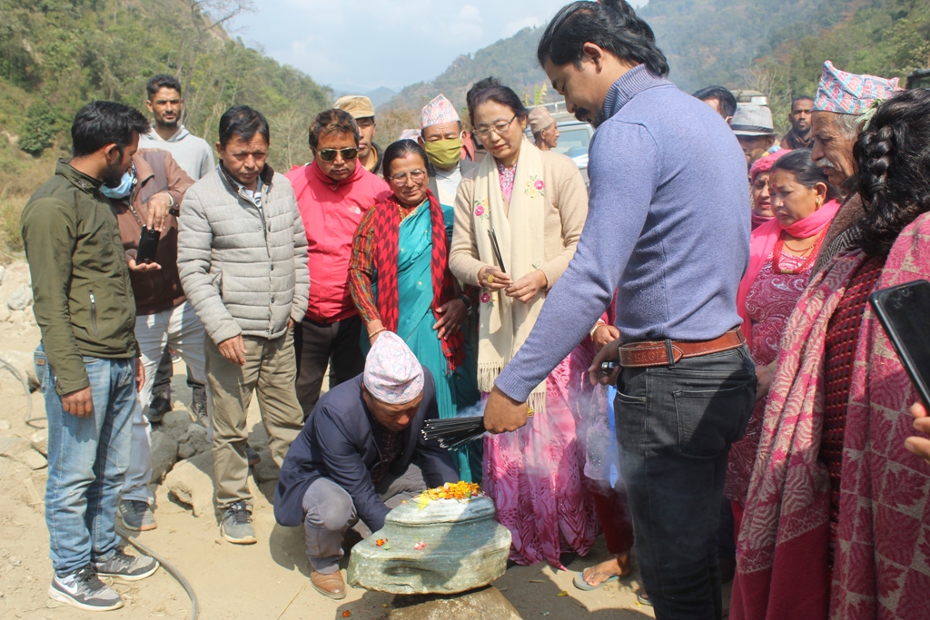 इलामको माईखोलामा प्रदेशसभाको २ निर्वाचन क्षेत्र जोड्ने पुलको शिलान्यास