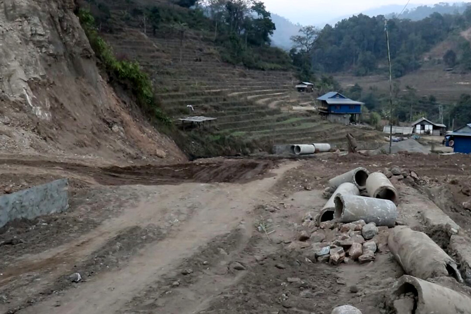 भुक्तानी नहुँदा इलामका निर्माणाधीन सडक प्रभावित