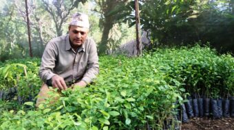 जनताको सेवासँगै कृषि कर्ममा रमाएका सन्दकपुर गाउँपालिकाका प्रवक्ता गिरिराज खनाल