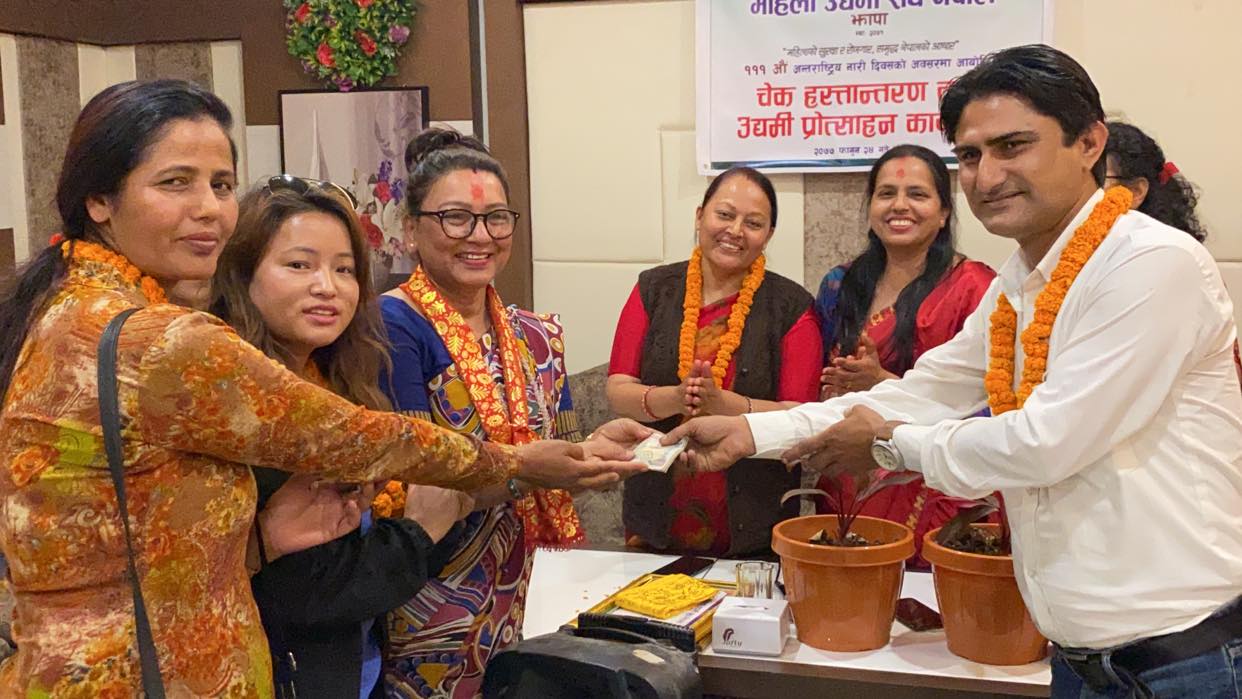 पत्रकार तिर्थ सिग्देलद्धारा नारी संचार गृह झापालाई आर्थिक सहयोग