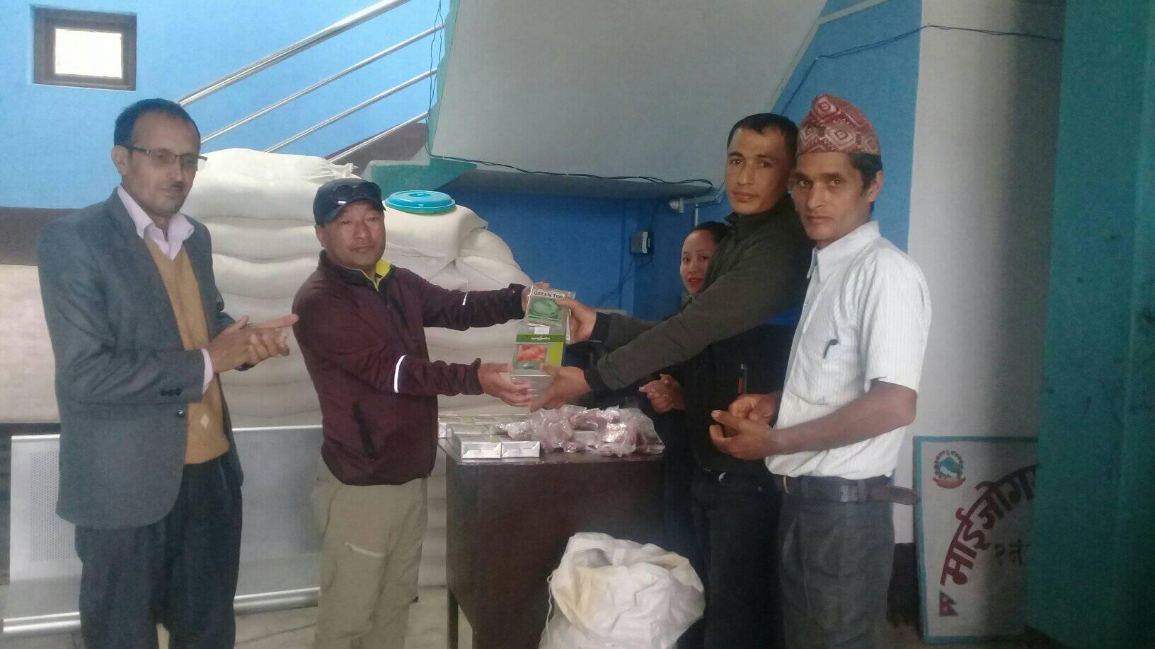 माईजोगमाई गाउपालिकामा कृषकहरुलाई कृषि चुन र बिऊ वितरण