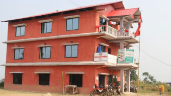लालपूर्जाका लागि भूमिको निस्सा वितरण गर्दै माङसेबुङ गाउँपालिका
