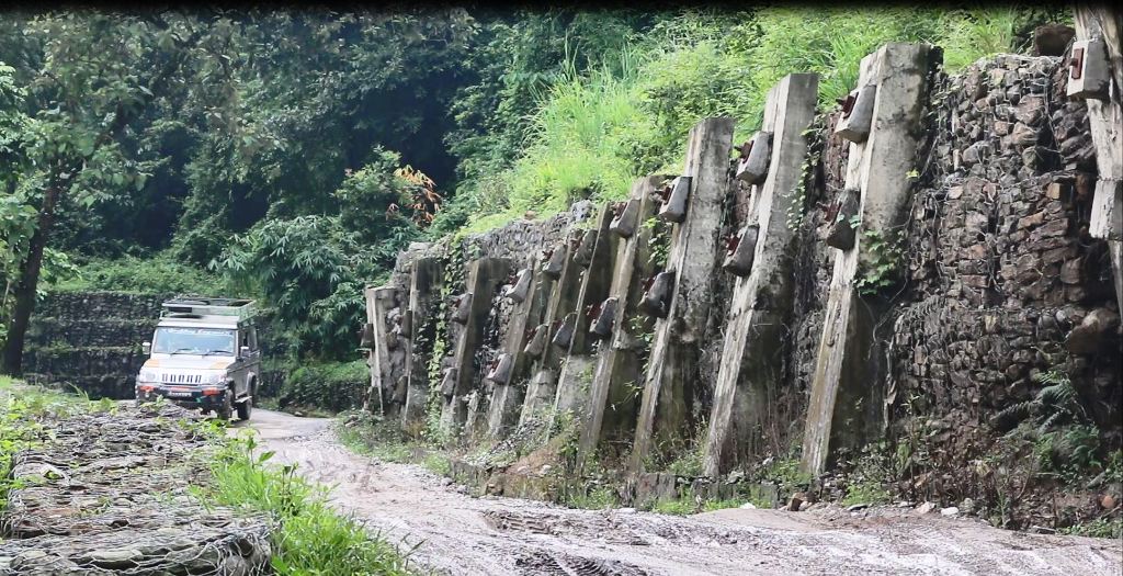 मेची राजमार्गको इलाम माइखोला खण्डको धसिने क्रम नरोकिएपछि वैकल्पिक मार्गको प्रस्ताव