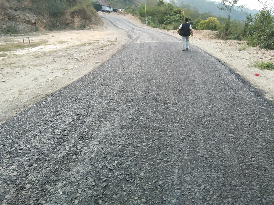 इभाङ-चतुरे सडकमा प्राइमकोट विछ्याउने काम सुरु