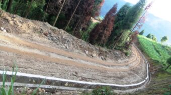पर्यटकीय क्षेत्र सन्दकपूर जोड्ने सडक कालोपत्रेको काम धमाधम