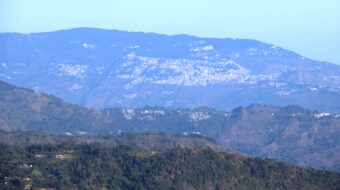 आँखै अगाडी कर्साङ सहर   : इलामको पर्यटकीय क्षेत्र कन्यामबाट देखिएको भारतीय सहर कर्साङ ।