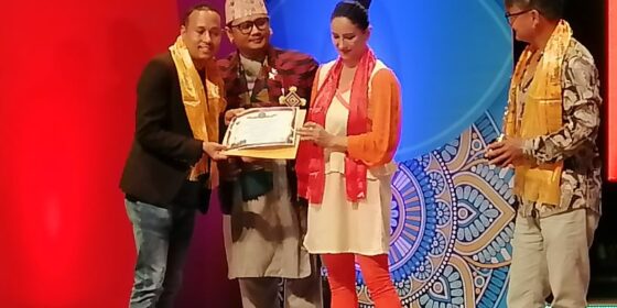 इलामे गायक कृष्णलाई काठमाण्डौमा अवार्ड