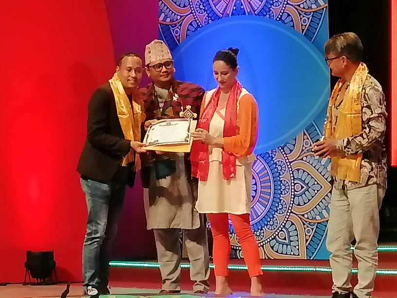 इलामे गायक कृष्णलाई काठमाण्डौमा अवार्ड