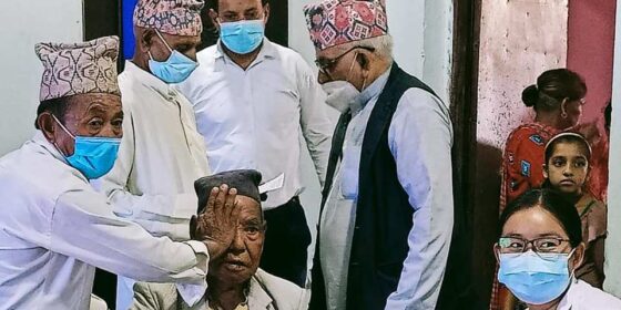 चुलाचुलीमा जेष्ठ नागरिकको आँखा जाँच