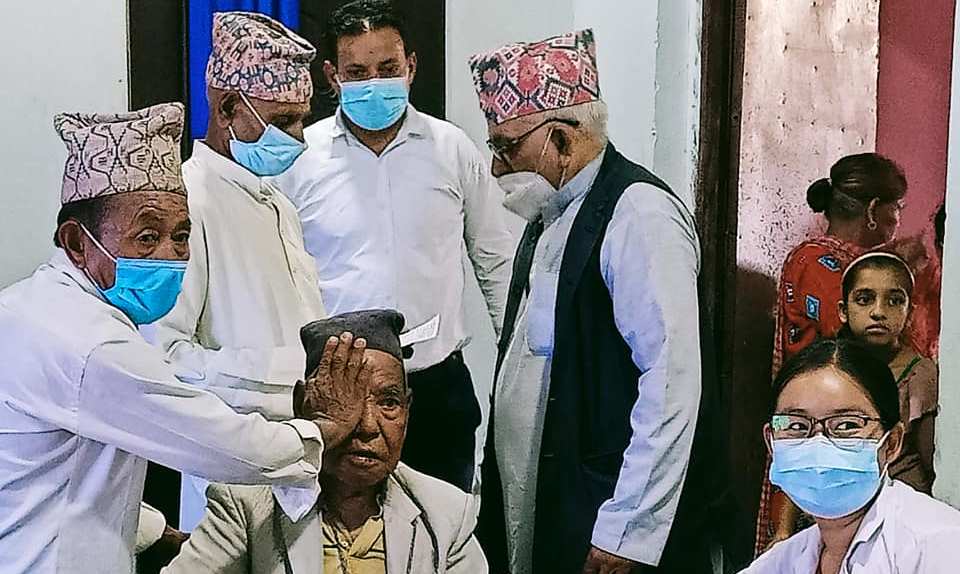 चुलाचुलीमा जेष्ठ नागरिकको आँखा जाँच