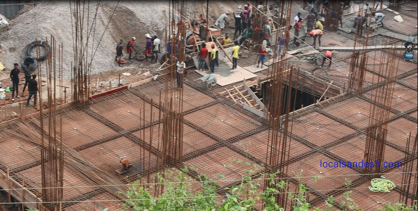 इलाममा कार पार्किङसहितको बहुतले भवन निर्माण धमाधम (फोटो फिचर)