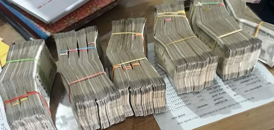 ११ लाख भारतीय रुपैयाँ सहित सुर्योदय १० का अग्रवाल पक्राउ