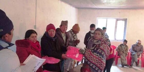 जेष्ठ नागरिकहरुलाई  माईजोगमाई गाउपालिकाद्धारा न्यानो कपडा बितरण