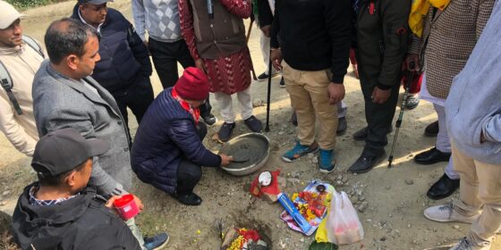 सूर्योदयमा एकैदिन २ वटा सडक कालोपत्रेका लागि शिलान्यास