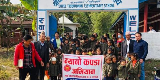 माई नगरपालिकामा ५ सय बिपन्न विद्यार्थीलाई न्यानो कपडा