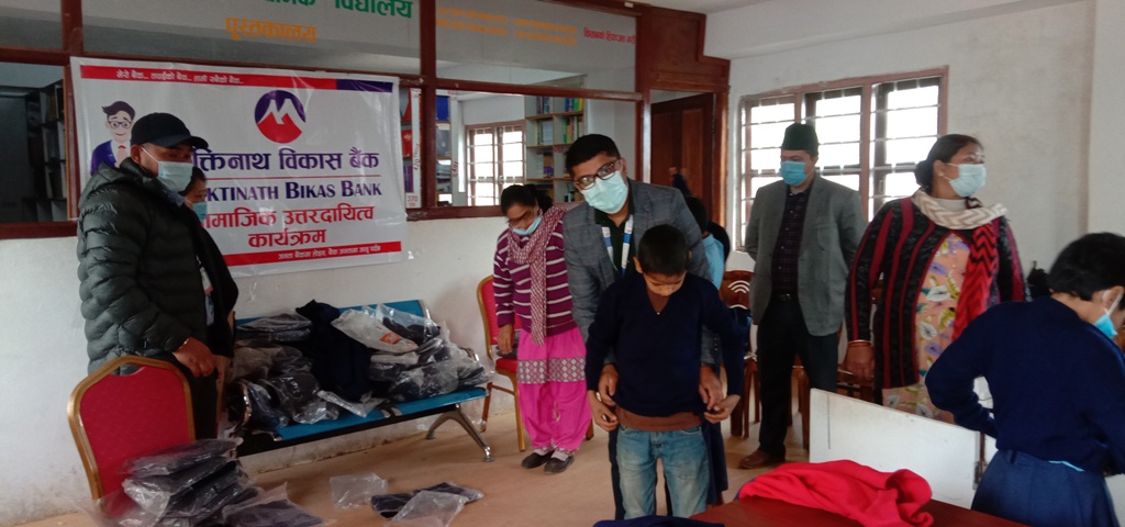मुक्तिनाथ विकास बैंक इलामद्वारा स्वीटर बितरण