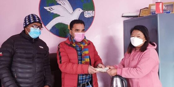 पत्रकार गणेश अर्यालकी जीवनसंगिनी तारा रिजालको उपचारमा प्रेस सेन्टरको आर्थिक सहयोग
