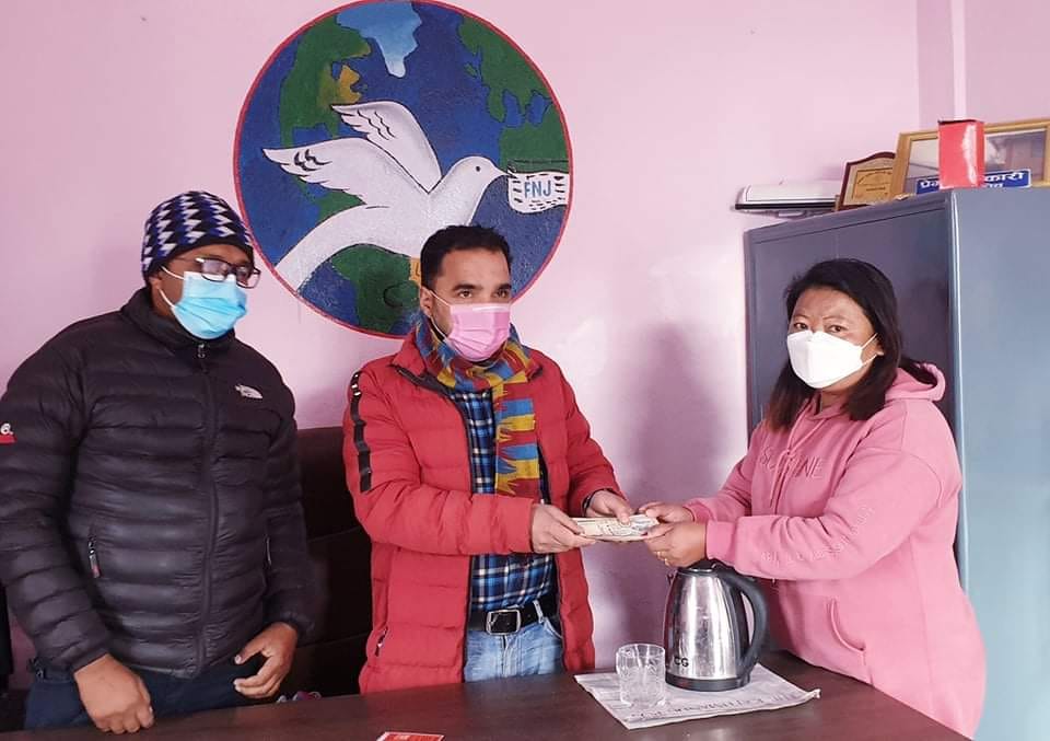 पत्रकार गणेश अर्यालकी जीवनसंगिनी तारा रिजालको उपचारमा प्रेस सेन्टरको आर्थिक सहयोग